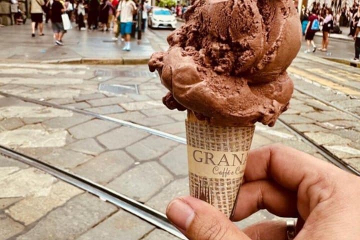 Milan Evening Tour with Aperitivo, Tram Ride and Dessert