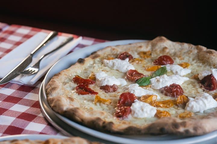 Pizza cooking class in a true pizzeria in the heart of Verona