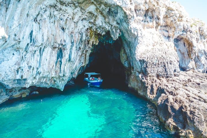 Tour of Ortigia and sea caves by boat in Syracuse