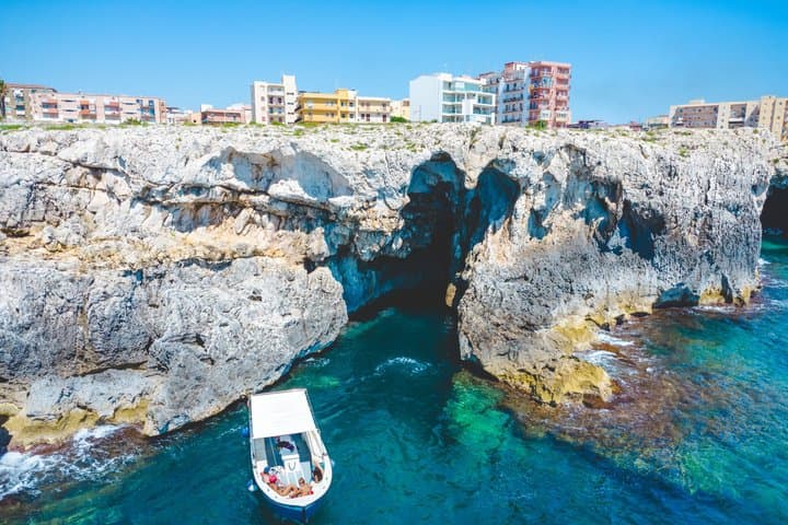 Tour of Ortigia and sea caves by boat in Syracuse