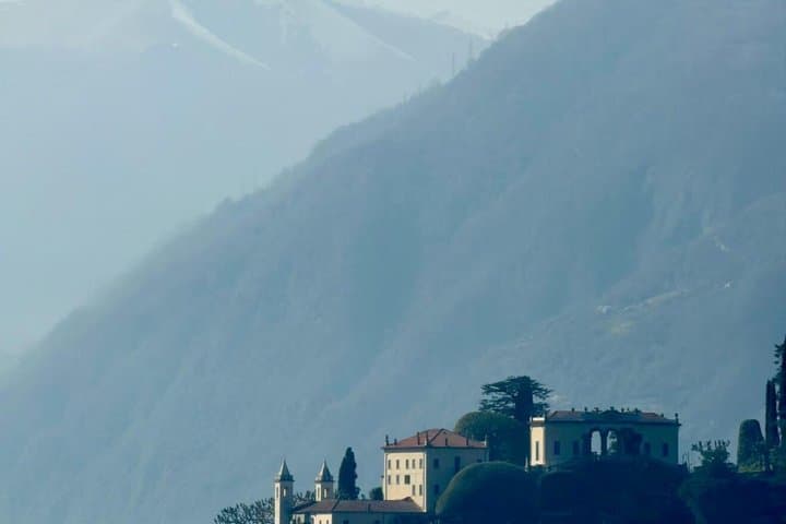 4-hour shared boat tour with landing in Bellagio and Varenna
