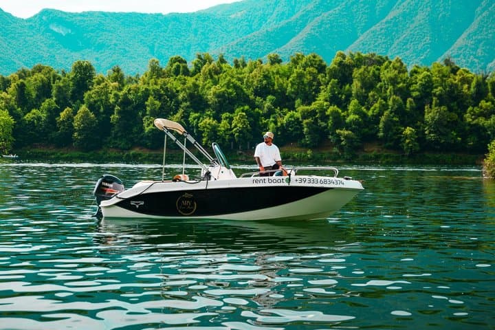 Self Drive Boat Rental License Free in Lake Como