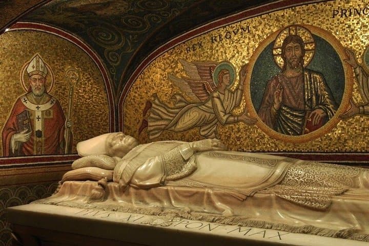 Saint Peter's Basilica Guided Tour with Access to Papal Tomb