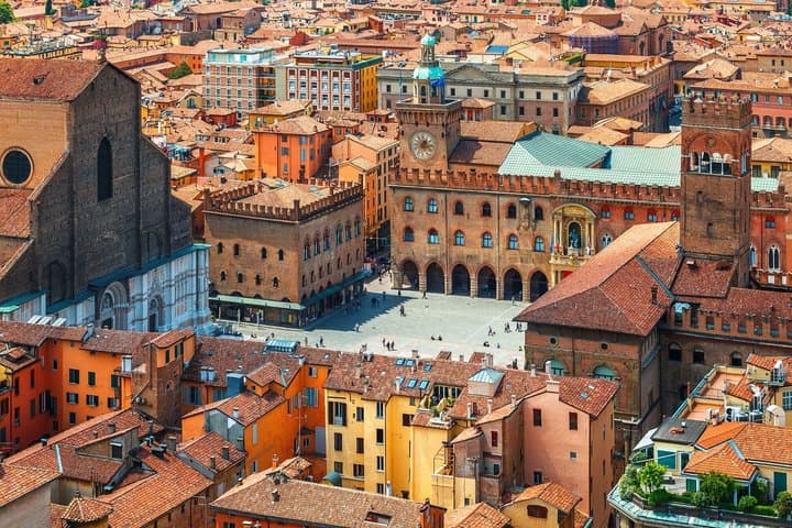 Bologna Scavenger Hunt & Highlights Self-Guided Walking Tour