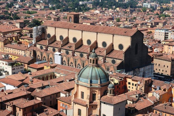 Bologna Scavenger Hunt & Highlights Self-Guided Walking Tour