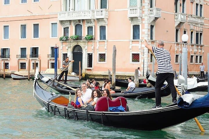 City Center Walking Tour in Venice & Gondola Experience