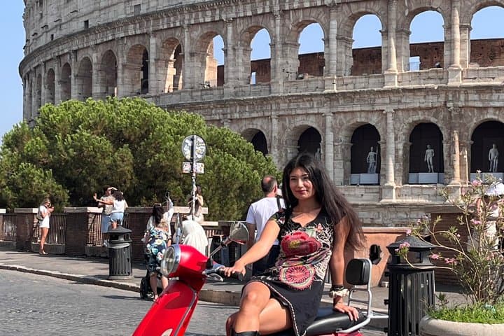 Roma Vespa Tour La Dolce Vita Experience and Photo Shoot