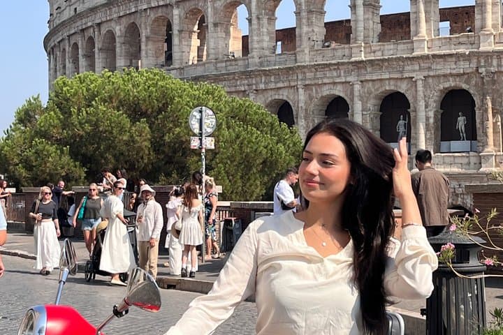 Roma Vespa Tour La Dolce Vita Experience and Photo Shoot