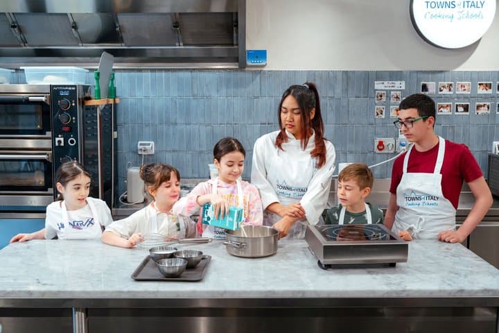 Milan Cooking Class: Pizza & Unlimited Gelato or Pasta & Tiramisu
