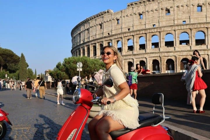 Roma Vespa Tour La Dolce Vita Experience and Photo Shoot