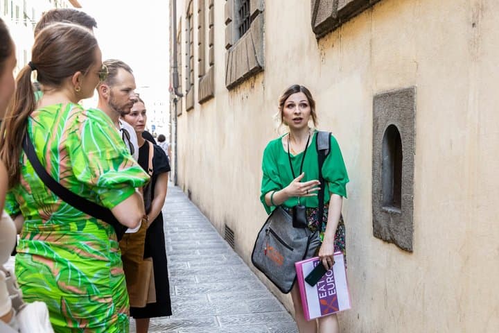 Private Florence Oltrarno Food & Wine Tour with Wine Windows