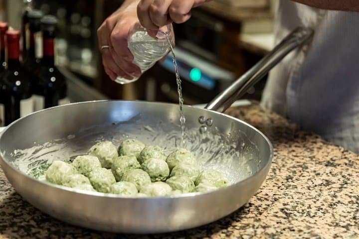 Private Florence Oltrarno Food & Wine Tour with Wine Windows