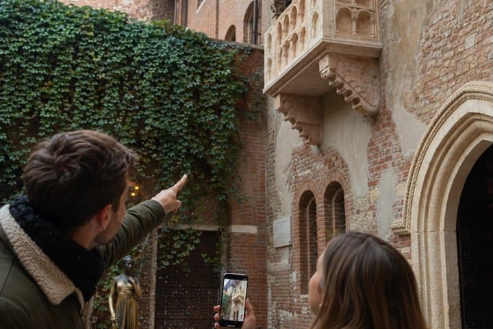 Secrets of Verona: Self-Guided Scavenger Hunt & Walking Tour