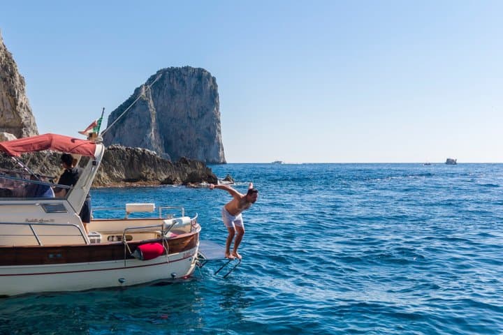 Private Tour of the Island of Capri by Boat and Visit to the Caves